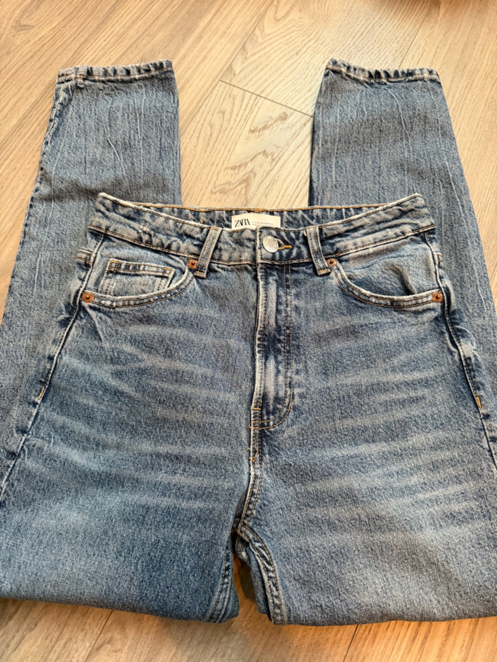 ZARA High-Waisted Relaxed Fit Jeans Size 4 99% Cottom Medium Wash